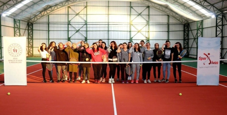Üniversiteli Öğrencilere Tenis Kursu