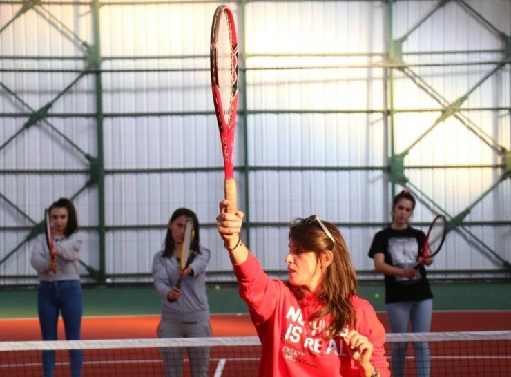 Üniversiteli Öğrencilere Tenis Kursu