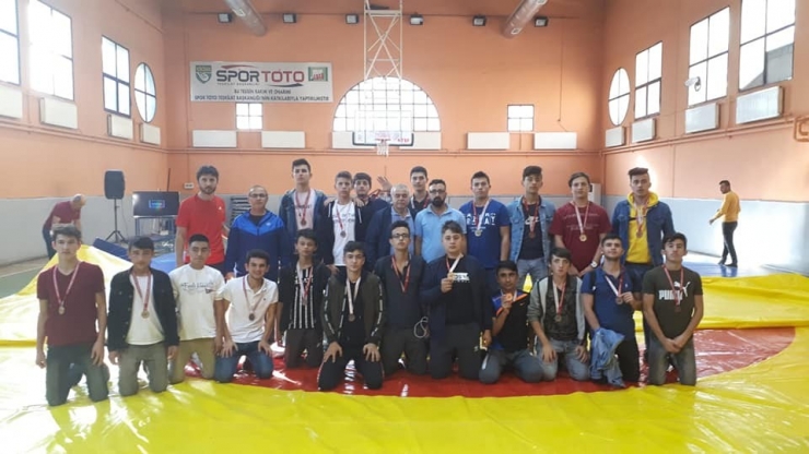 Güreşte İmam Hatiplilerin Başarısı