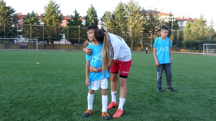 Profesyonel Futbolu Bıraktı, Anne Şefkatiyle Eğitmenliğe Başladı