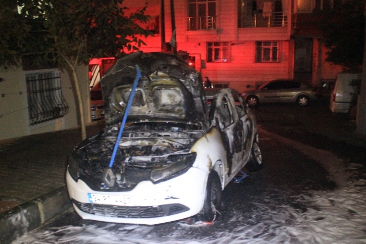 Küçükçekmece’de Park Halindeki Otomobil Alev Alev Yandı