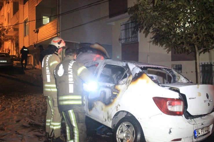 Küçükçekmece’de Park Halindeki Otomobil Alev Alev Yandı