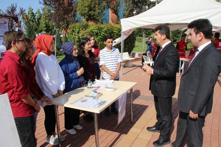 Üniversitede Öğrenci Toplulukları Kendilerini Tanıttılar