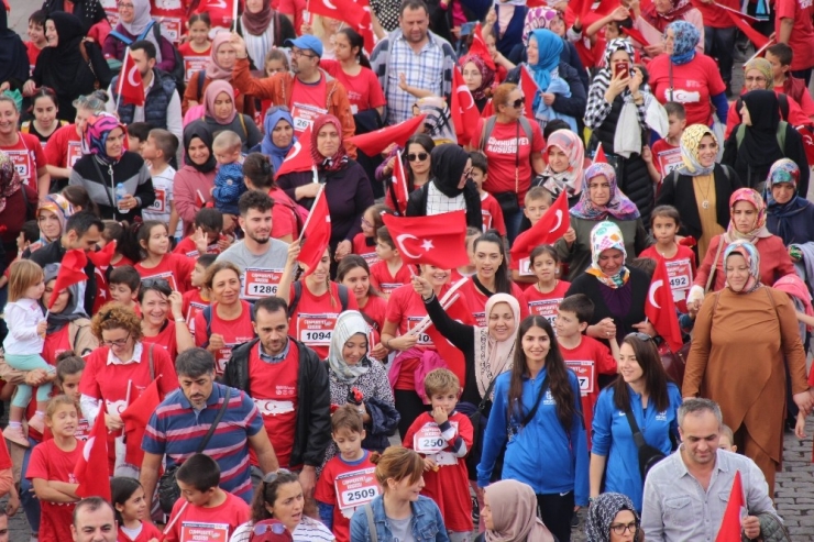Binlerce Vatandaş Cumhuriyet İçin Koştu