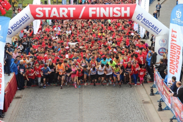 Binlerce Vatandaş Cumhuriyet İçin Koştu