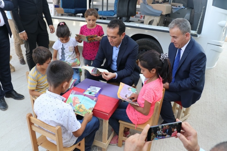 Gezici Minibüsle Köy Çocuklarına Kitap Taşıyorlar
