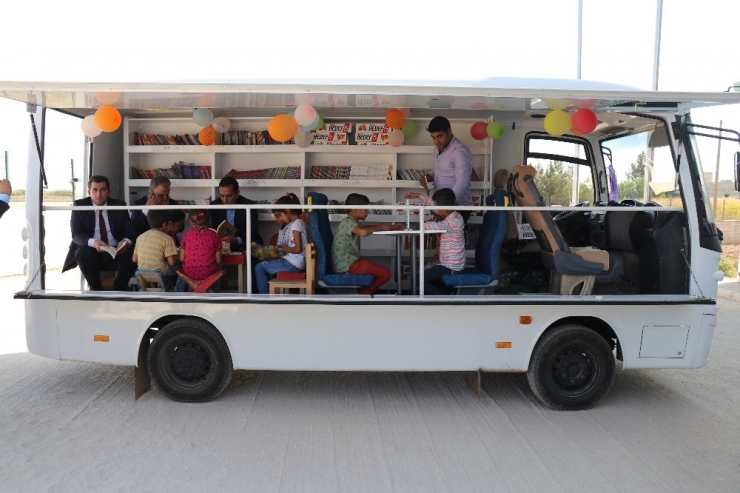 Gezici Minibüsle Köy Çocuklarına Kitap Taşıyorlar