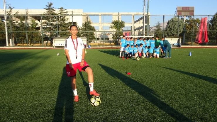 Profesyonel Futbolu Bıraktı, Anne Şefkatiyle Eğitmenliğe Başladı