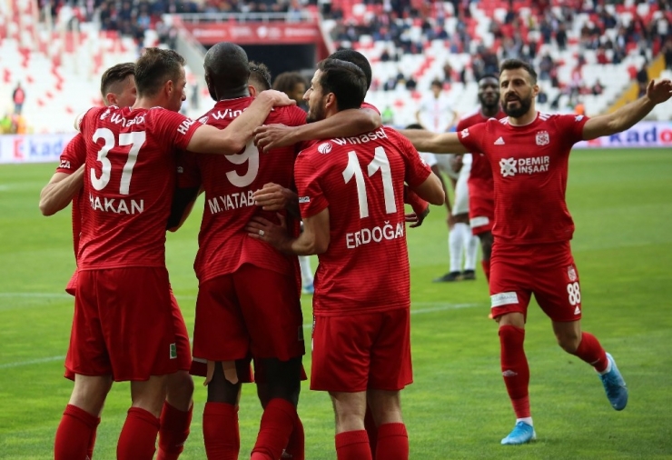 Yiğidolar Evinde Kral