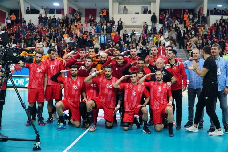 A Milli Erkek Hentbol Takımı’ndan Asker Selamı