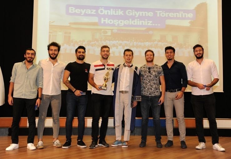 Genç Diş Hekimleri Beyaz Önlüklerini Giydi