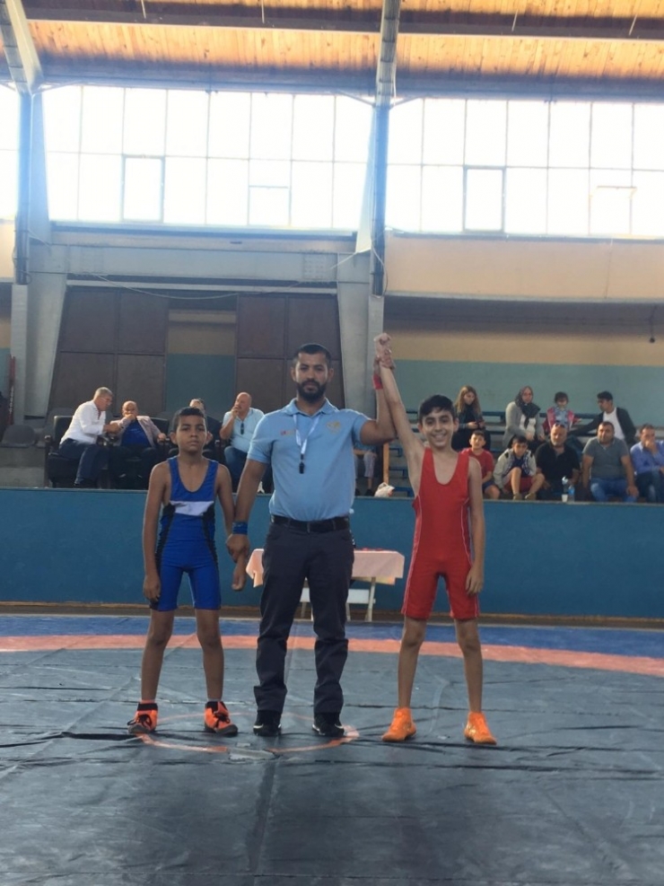 Bayraklılı Güreşçiler Madalyaları Topladı