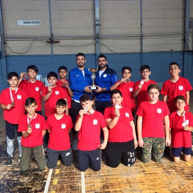 Bayraklılı Güreşçiler Madalyaları Topladı