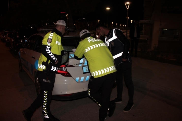 Durdurulan Araçtaki Radar Takip Cihazı Polisi Bile Şaşkına Çevirdi