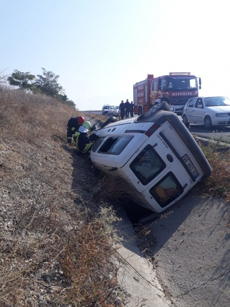 Denizli’de Araç Refüje Devrildi: 2 Yaralı