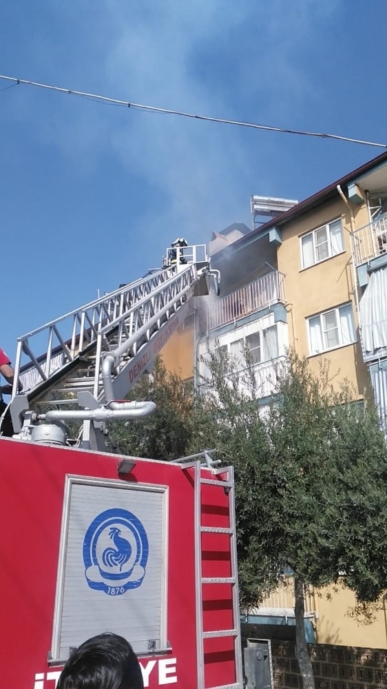 Apartmanın 4. Katında Çıkan Yangın Paniğe Neden Oldu