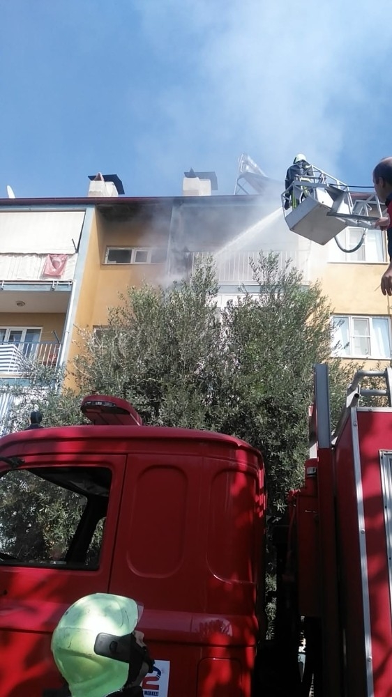 Apartmanın 4. Katında Çıkan Yangın Paniğe Neden Oldu