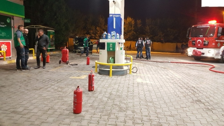 Benzin İstasyonunda Faciadan Dönüldü... Akaryakıt Alan Otomobil Alev Aldı