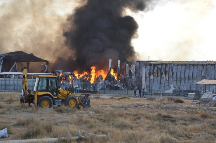 Konya’da Bisküvi Ve Şekerleme Fabrikasında Yangın