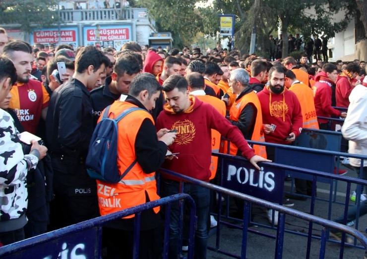 Galatasaray Taraftarı Taksim’de Toplandı