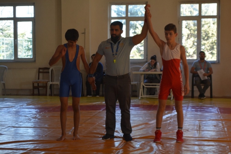 Isparta’da Cumhuriyet Anısına Ata Sporu Güreş Müsabakaları