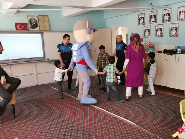 Hakkari Polisinden Eğitime Destek