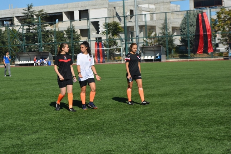 Isparta’daki Erkek Futbol Maçını 3 Kadın Hakem Yönetti