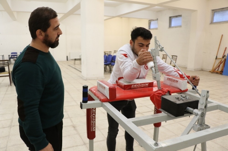 Bilek Güreşinde Bir Numara Olmak İstiyor