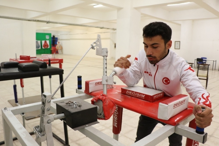 Bilek Güreşinde Bir Numara Olmak İstiyor