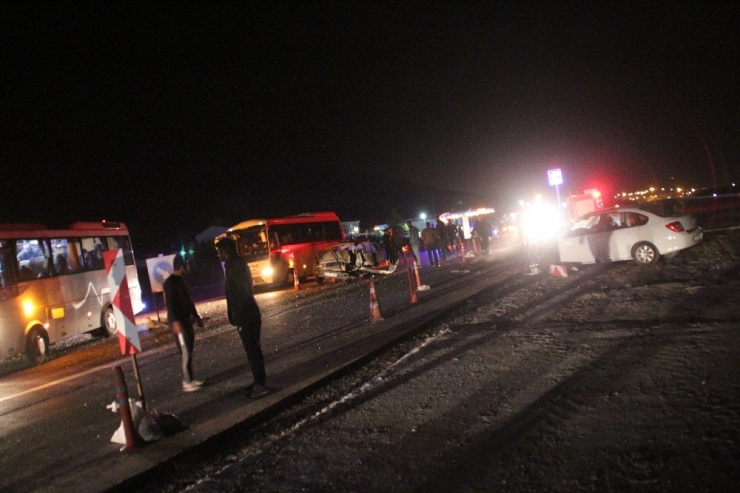 Yunak’ta İki Otomobil Çarpıştı: 2 Yaralı