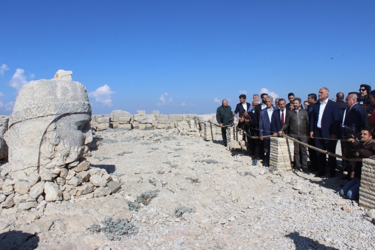 Bakan Ersoy’un Nemrut Programında Belediye Başkanı Fenalaştı