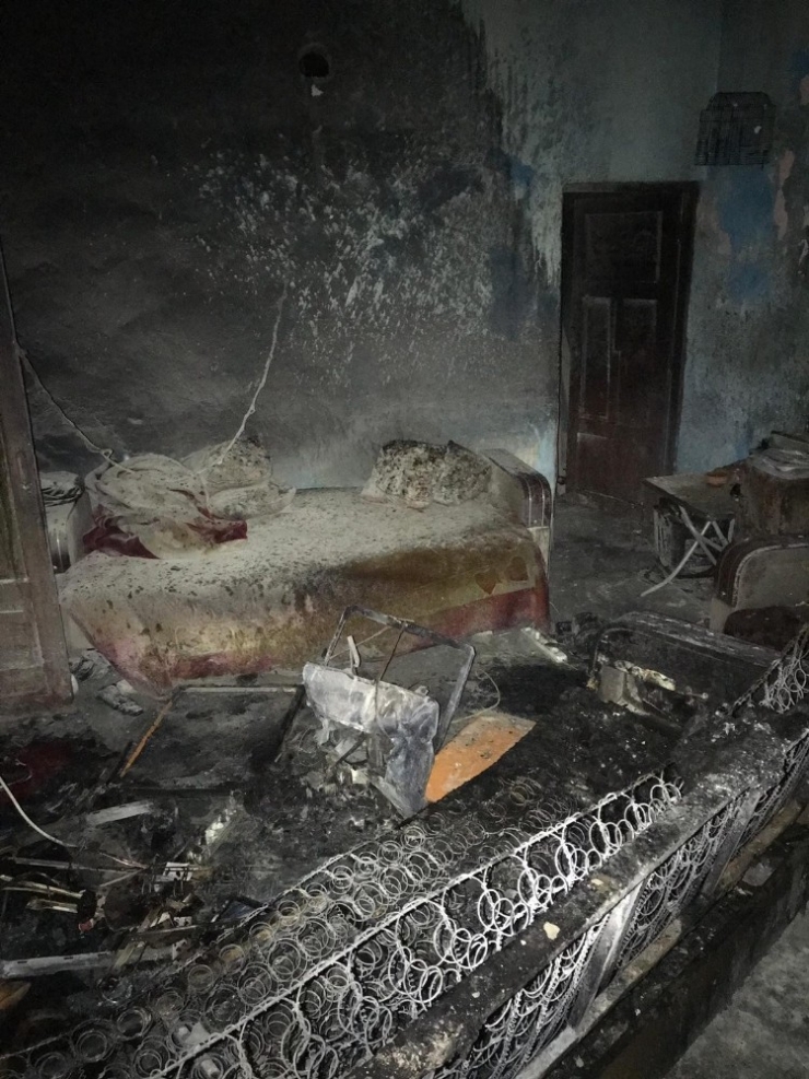 Mahalleli Yanan Evden 4 Kişiyi Kurtardı