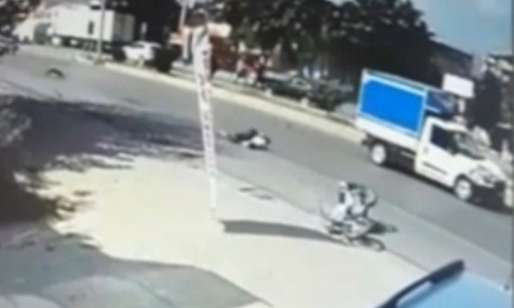Yaya Geçidinden Karşıya Geçen Motosiklete Kamyonet Çarptı, Sürücü Öldü
