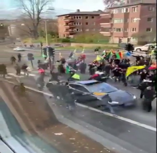 Norveç’te Pkk Yandaşları Türk Aileye Saldırdı