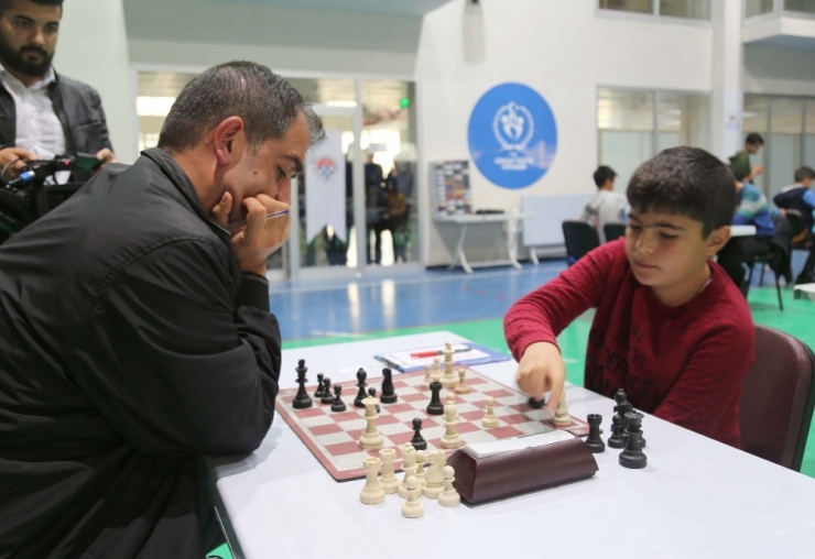 11 Yaşındaki Muhammed, 42 Yaşındaki Rakibiyle Kıyasıya Yarıştı