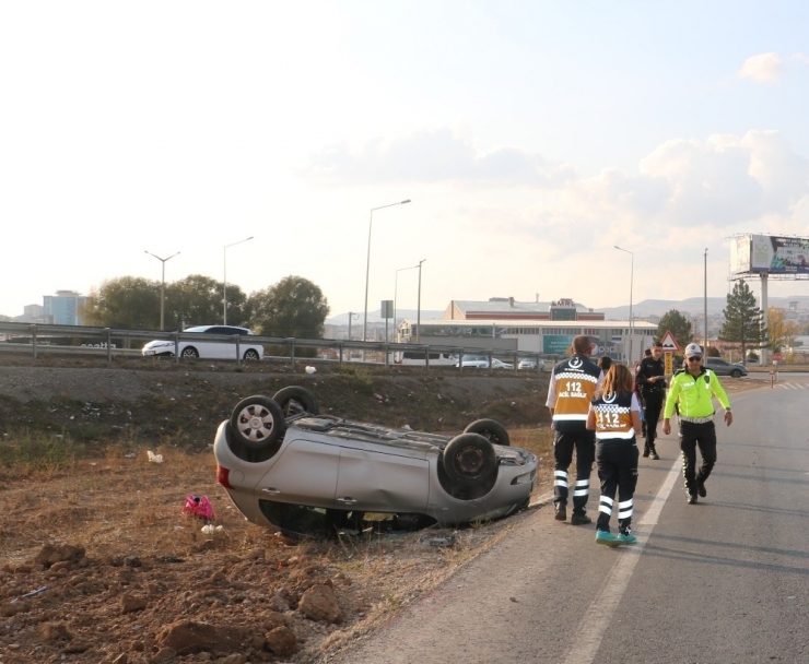 Takla Atan Otomobilden Burunları Bile Kanamadan Çıktılar
