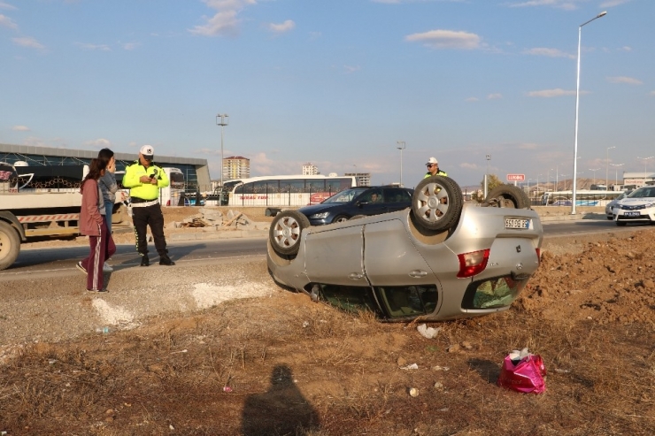 Takla Atan Otomobilden Burunları Bile Kanamadan Çıktılar