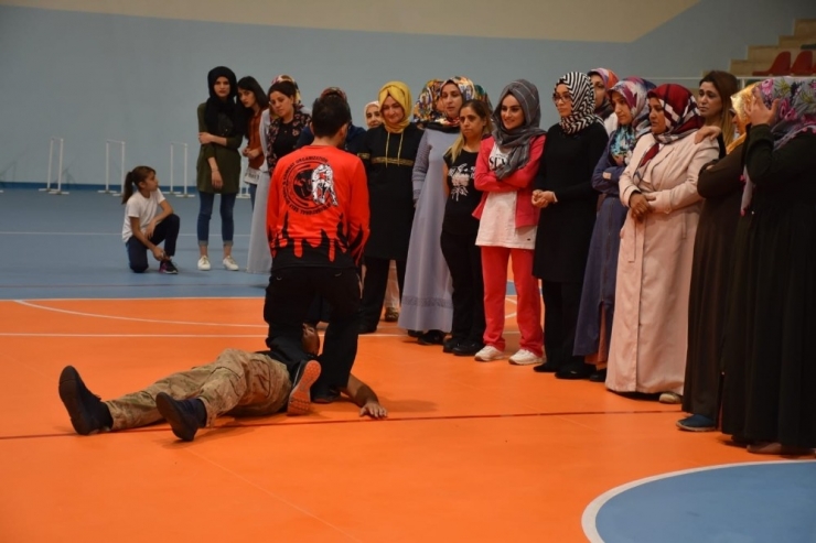 Kadınlar Şiddete Karşı Kendilerini Savunacak