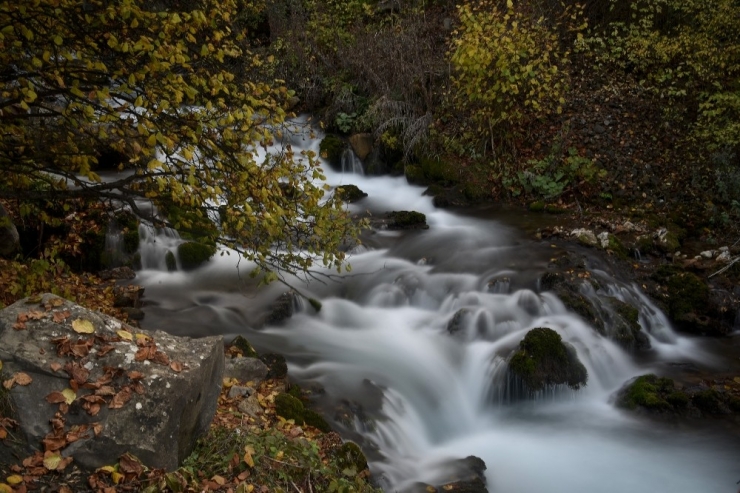 Kırk Gözeli Tomara Şelalesi Sonbahar Mevsiminde Ayrı Bir Güzel