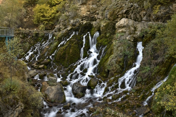 Kırk Gözeli Tomara Şelalesi Sonbahar Mevsiminde Ayrı Bir Güzel