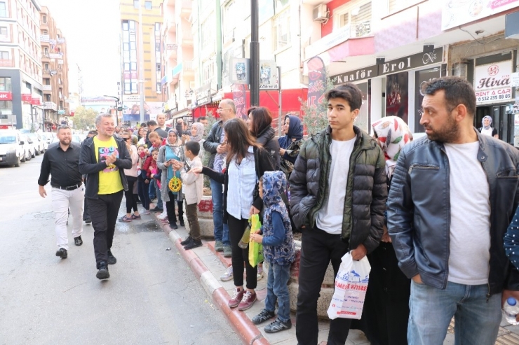 Kral Şakir’in Çizeri Varol Yaşaroğlu Minik Hayranlarıyla Buluştu