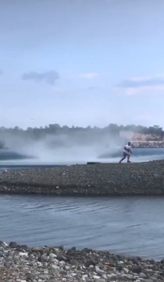 Tatilciler Hem Kaçtı, Hem De Hortumu Görüntüledi