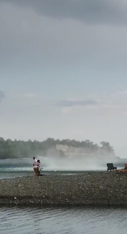 Tatilciler Hem Kaçtı, Hem De Hortumu Görüntüledi