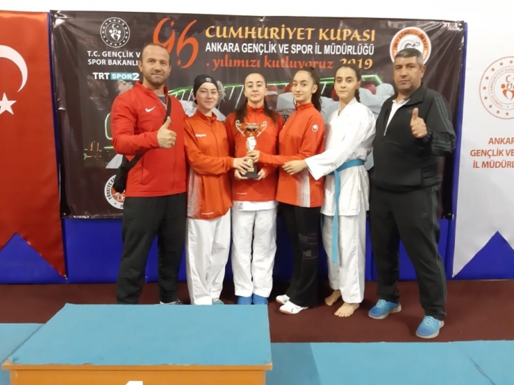 Bağlar Belediyespor Karatede Cumhuriyet Kupasına Damga Vurdu