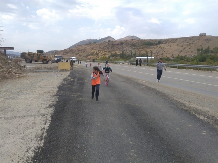 Sason’da Okullar Arası Cumhuriyet Koşusu Düzelendi