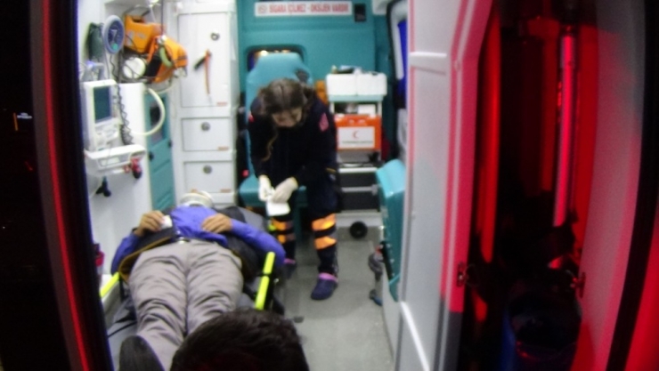 Otomobiline Çarpan Motosiklet Sürücüsünü Darp Edip Kaçtı