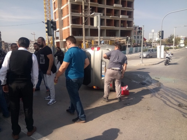 Hamile Kadın Yan Yatan Araçtan Sağ Çıktı, Ardından Doğum Yaptı