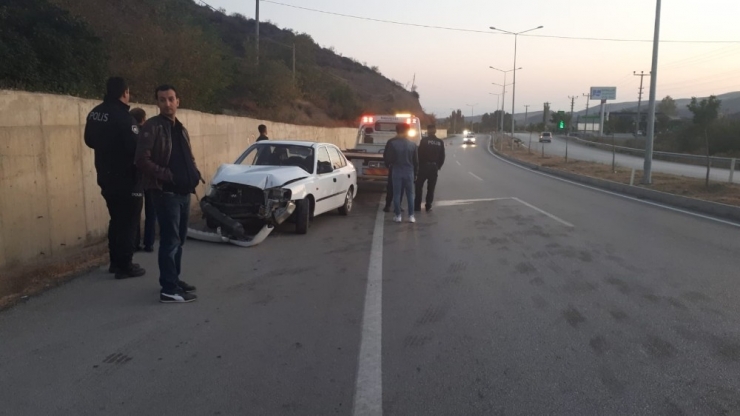 Kontrolden Çıkan Otomobil Beton Duvara Çarptı: 2 Yaralı