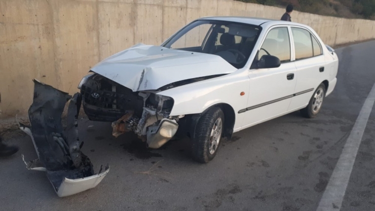 Kontrolden Çıkan Otomobil Beton Duvara Çarptı: 2 Yaralı