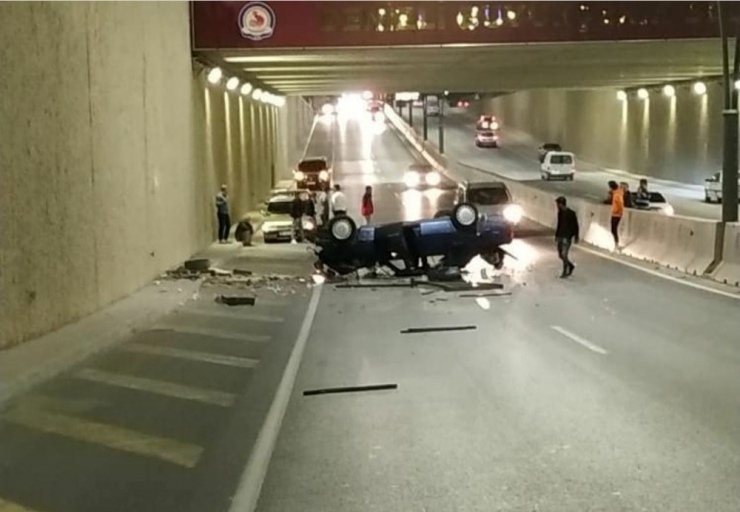 Kontrolden Çıkan Otomobil Üst Geçitten Alt Geçide Düştü: 1 Yaralı